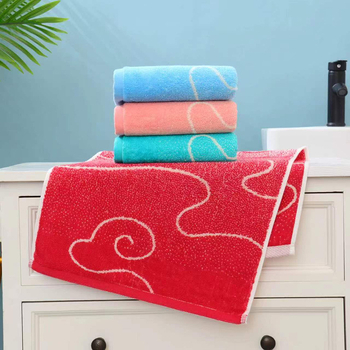 Lice ručnik s gradientnim uzorkom oblaka, 100% pamuk, visoka upijanje, malo otpada vlakana; 80–100 g, 21s prediva