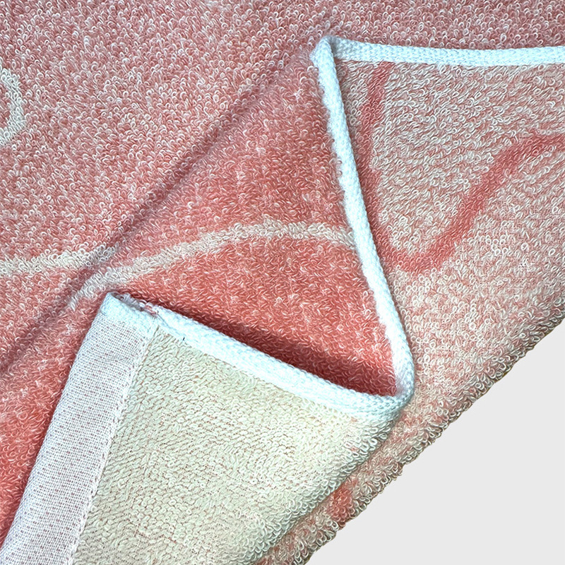 Lice ručnik s gradientnim uzorkom oblaka, 100% pamuk, visoka upijanje, malo otpada vlakana; 80–100 g, 21s prediva