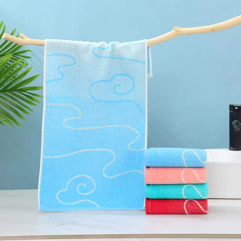 Lice ručnik s gradientnim uzorkom oblaka, 100% pamuk, visoka upijanje, malo otpada vlakana; 80–100 g, 21s prediva