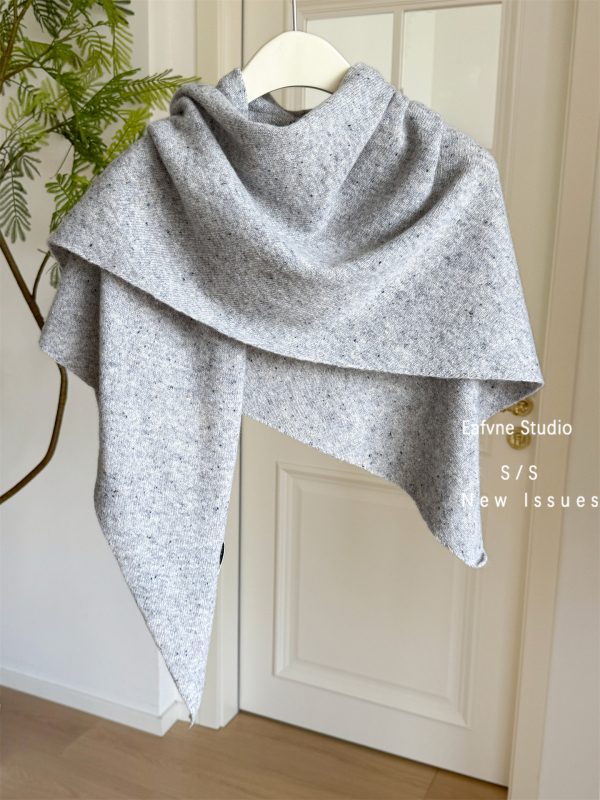 Триъгълен шал от 100% вълна, Warp‑knitted, топло и прахоустойчив за зимата