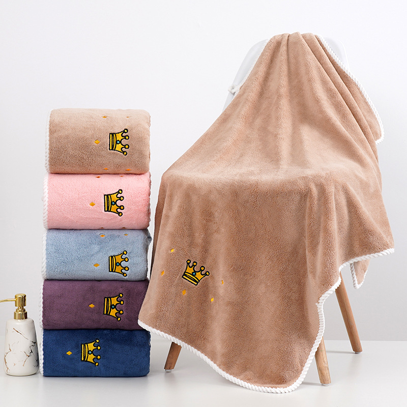 Korall fleece törölköző és arc törölköző szett korona betűkkel hímzett, vastag él, nedvszívó és puha, tömeg 140–170 g