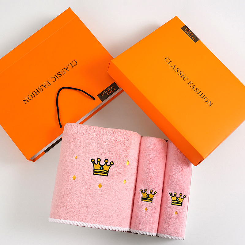 Korall fleece törölköző és arc törölköző szett korona betűkkel hímzett, vastag él, nedvszívó és puha, tömeg 140–170 g