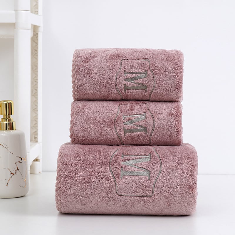 Korall fleece törölköző és arc törölköző szett korona betűkkel hímzett, vastag él, nedvszívó és puha, tömeg 140–170 g