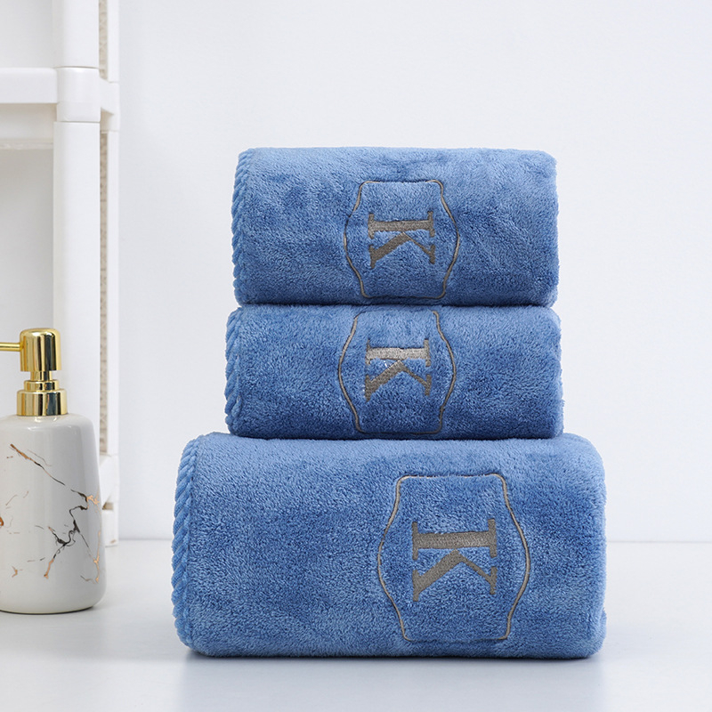 Korall fleece törölköző és arc törölköző szett korona betűkkel hímzett, vastag él, nedvszívó és puha, tömeg 140–170 g