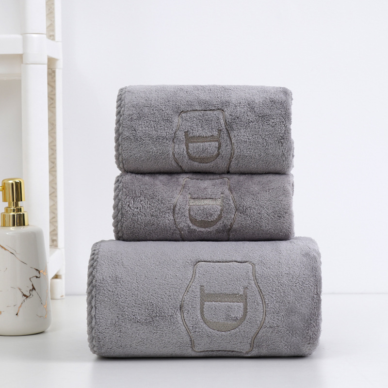 Korall fleece törölköző és arc törölköző szett korona betűkkel hímzett, vastag él, nedvszívó és puha, tömeg 140–170 g