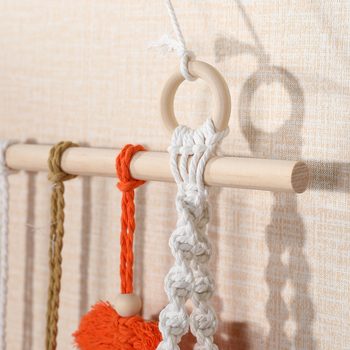 Ръчно тъкана гоблен с дървена полица — стенно декоративно изделие в нордически стил, правоъгълна форма, изработено от дървени пръчки, пръстени, мъниста и памучни конци.