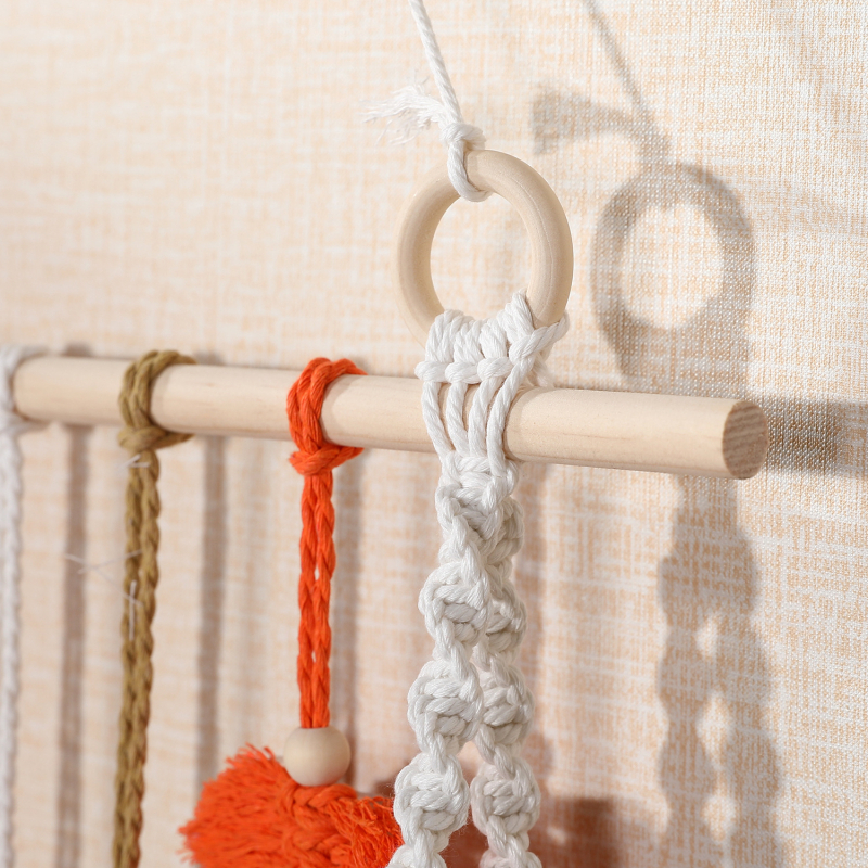 Χειροποίητο υφαντό σε νορδικό στυλ με ξύλινο ράφι — ορθογώνιο διακοσμητικό τοίχου, υφαντό από ξύλινες ράβδους, δαχτυλιδάκια, χάντρες και βαμβακερές κλωστές.