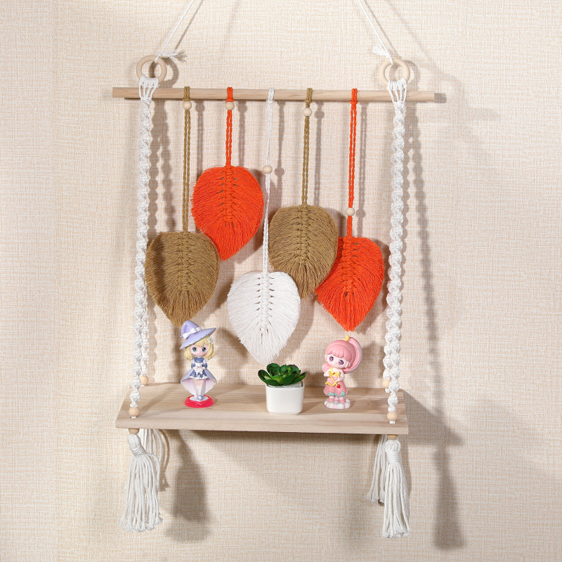 Ръчно тъкана гоблен с дървена полица — стенно декоративно изделие в нордически стил, правоъгълна форма, изработено от дървени пръчки, пръстени, мъниста и памучни конци.