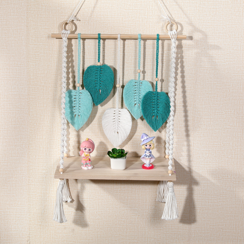 Ръчно тъкана гоблен с дървена полица — стенно декоративно изделие в нордически стил, правоъгълна форма, изработено от дървени пръчки, пръстени, мъниста и памучни конци.