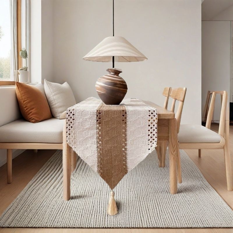 Διάδρομος τραπεζιού από λινό και βαμβάκι, σκανδιναβικού στυλ, με κοπτό σχέδιο και φούντες, κατάλληλος για σαλονι/τραπεζαρία (Υλικό: Λινό; Στυλ: Σκανδιναβικό; Χώρος: Σαλόνι; Κατηγορία: Διάδρομος τραπεζιού)