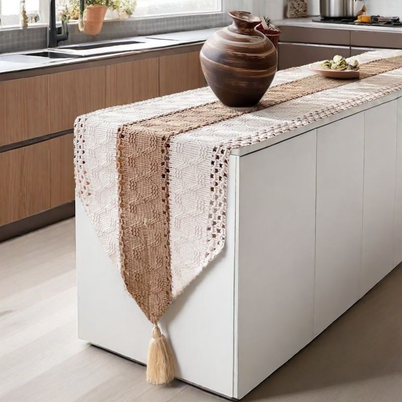 Διάδρομος τραπεζιού από λινό και βαμβάκι, σκανδιναβικού στυλ, με κοπτό σχέδιο και φούντες, κατάλληλος για σαλονι/τραπεζαρία (Υλικό: Λινό; Στυλ: Σκανδιναβικό; Χώρος: Σαλόνι; Κατηγορία: Διάδρομος τραπεζιού)