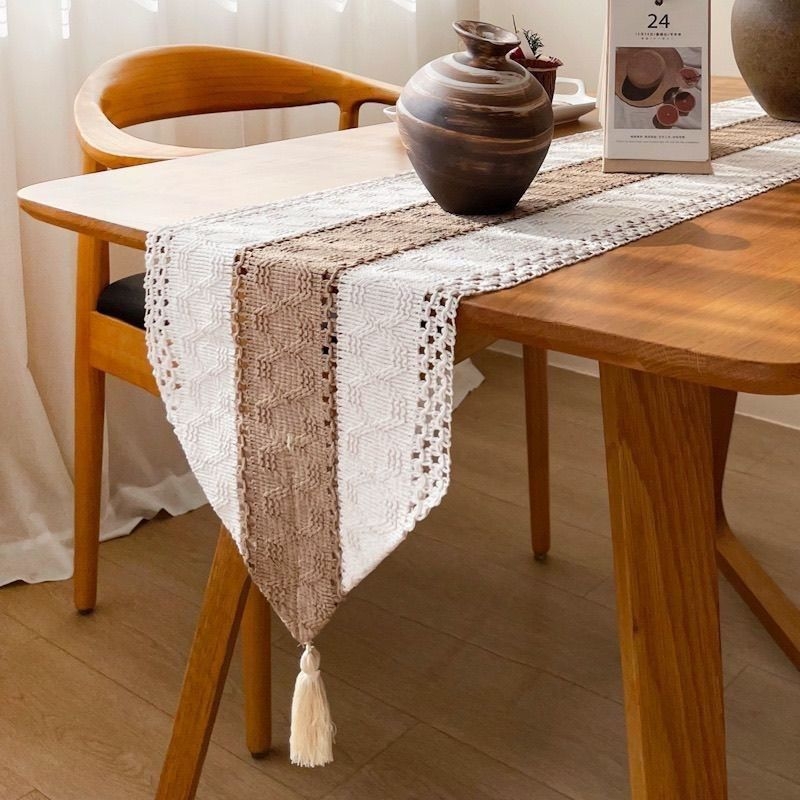 Διάδρομος τραπεζιού από λινό και βαμβάκι, σκανδιναβικού στυλ, με κοπτό σχέδιο και φούντες, κατάλληλος για σαλονι/τραπεζαρία (Υλικό: Λινό; Στυλ: Σκανδιναβικό; Χώρος: Σαλόνι; Κατηγορία: Διάδρομος τραπεζιού)