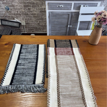 Σημαιάκι τραπεζιού – βαμβακο-λινό ύφασμα, 70% βαμβάκι / 30% λινό, υφαντά φουντάκια, βορειοευρωπαϊκό στυλ, ριγέ μοτίβο, κατάλληλο για σαλόνι, εστιατόριο ή μπαλκόνι