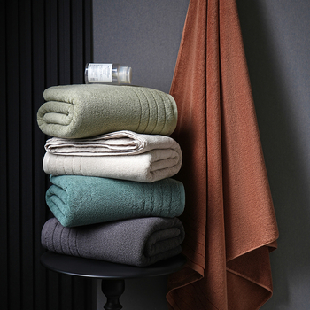 Felnőtt pamut fürdőlepedő jacquard szövésű, 500 g+-os tömeg, 32s fonal, hímzett logó