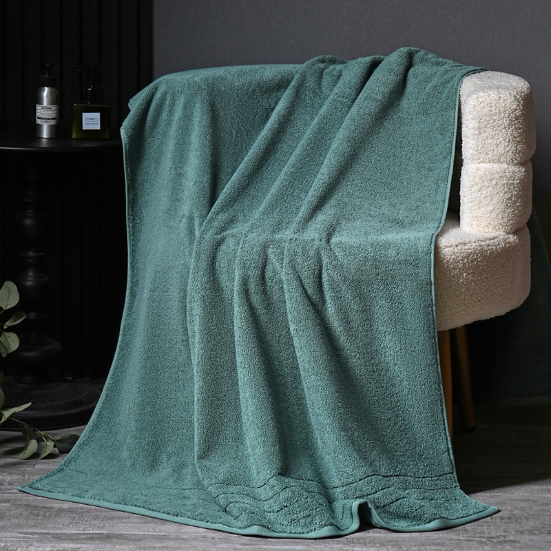 Felnőtt pamut fürdőlepedő jacquard szövésű, 500 g+-os tömeg, 32s fonal, hímzett logó