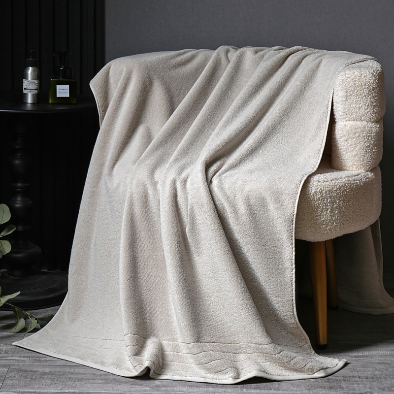 Felnőtt pamut fürdőlepedő jacquard szövésű, 500 g+-os tömeg, 32s fonal, hímzett logó