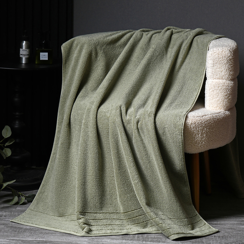 Felnőtt pamut fürdőlepedő jacquard szövésű, 500 g+-os tömeg, 32s fonal, hímzett logó