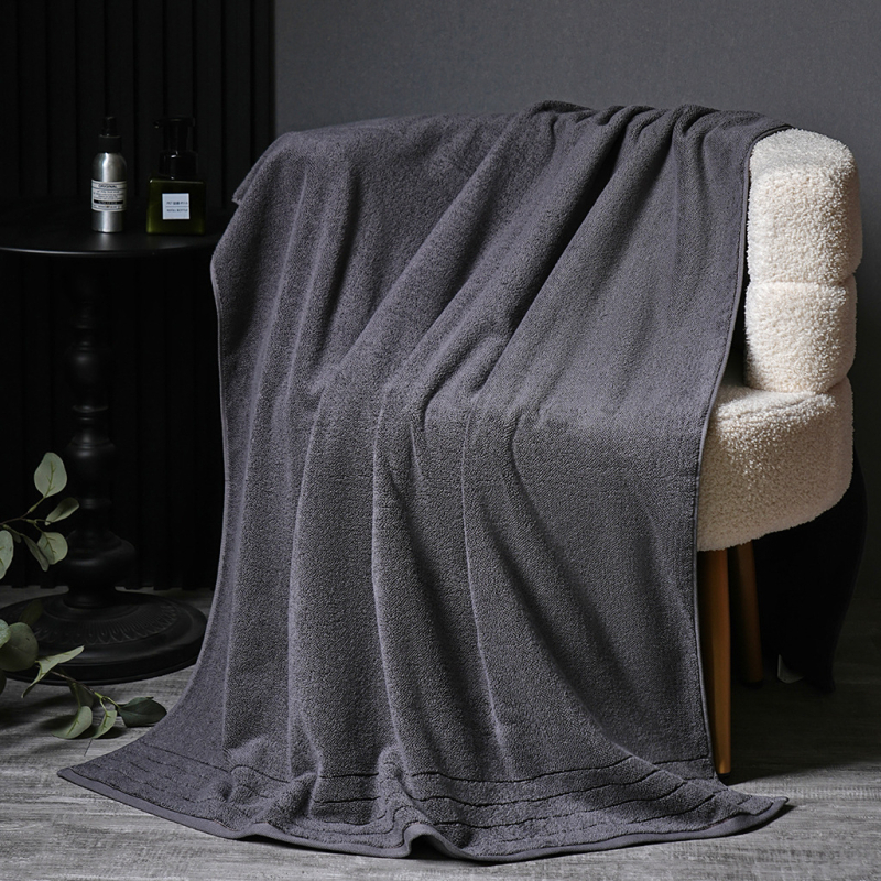 Felnőtt pamut fürdőlepedő jacquard szövésű, 500 g+-os tömeg, 32s fonal, hímzett logó