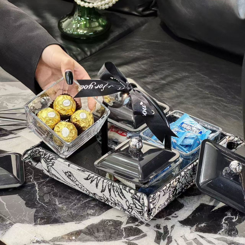 Keraminė vaisių ir užkandžių plokštelė su skyriais – šiuolaikinio minimalistinio stiliaus – paruošta dovanai gimtadieniams, įkurtuvėms ir vakarėliams