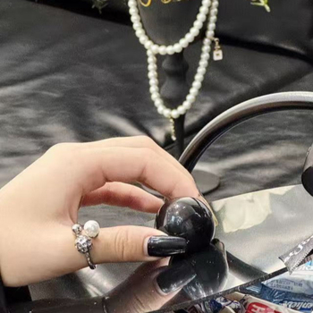 Keraminė lėkštė džiovintiems vaisiams su dangčiu, odos akcentais, besisukanti užkandžių padėklas svetainėje