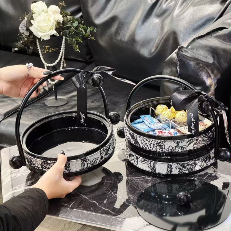 Keraminė lėkštė džiovintiems vaisiams su dangčiu, odos akcentais, besisukanti užkandžių padėklas svetainėje