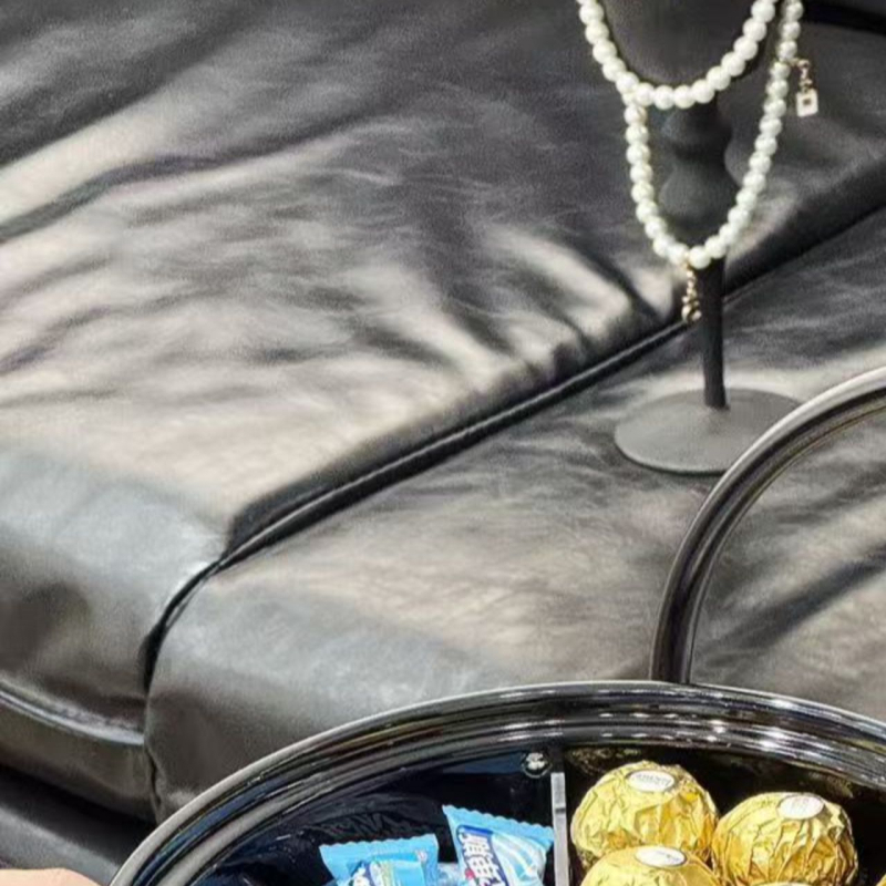 Keraminė lėkštė džiovintiems vaisiams su dangčiu, odos akcentais, besisukanti užkandžių padėklas svetainėje