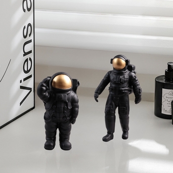 Astronaut u karikaturnom stilu – skulptura od smole, dekorativna figurica za TV ormarić i prostoriju