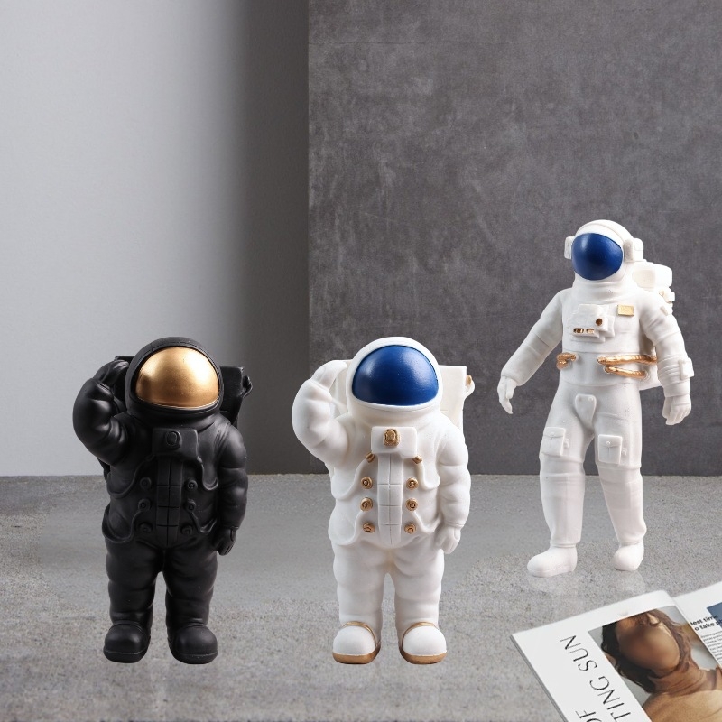Astronaut u karikaturnom stilu – skulptura od smole, dekorativna figurica za TV ormarić i prostoriju