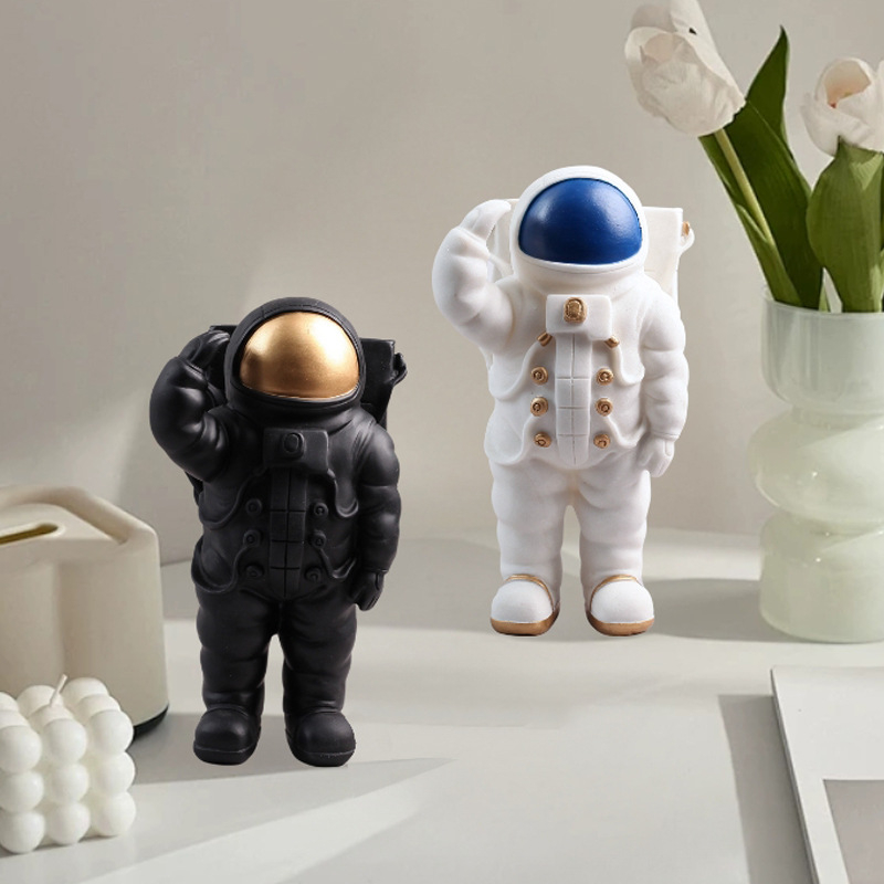 Astronaut u karikaturnom stilu – skulptura od smole, dekorativna figurica za TV ormarić i prostoriju
