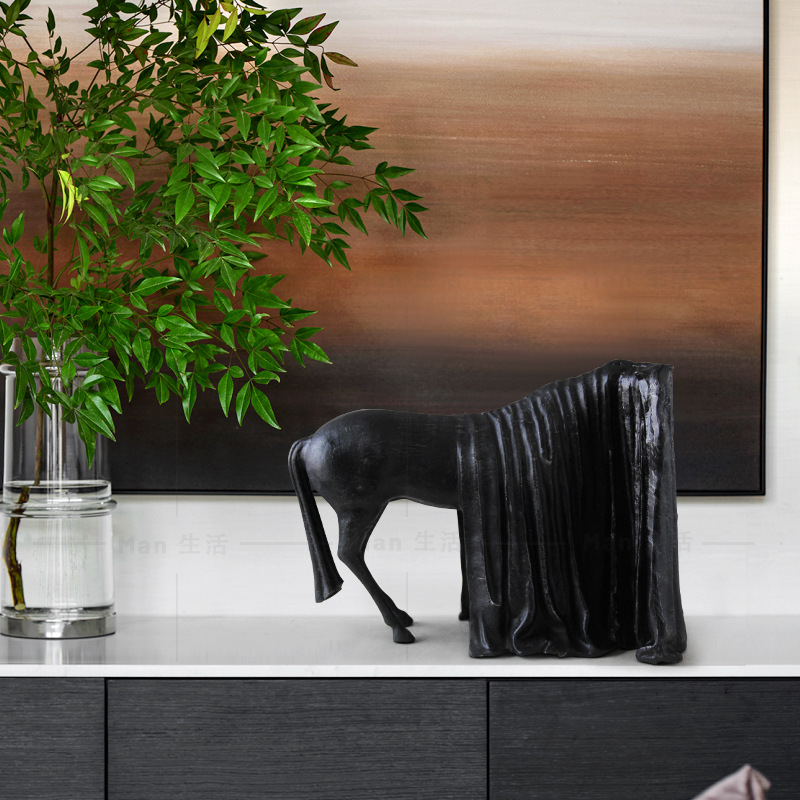 Metalna skulptura konja s maskom - moderni minimalistički dizajn, tehnika taljenja (Materijal: Metal; Stil: Moderni minimalistizam; Tehnika: Taljenje)