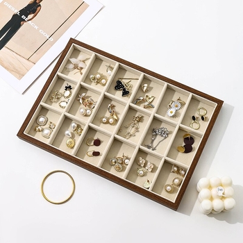 Ювелирна подложка за показване на бижута - дървена конструкция, орехова кора, каре стил, едно ниво, техника на слепване