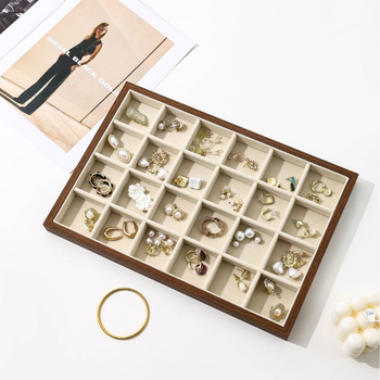 Ювелирна подложка за показване на бижута - дървена конструкция, орехова кора, каре стил, едно ниво, техника на слепване