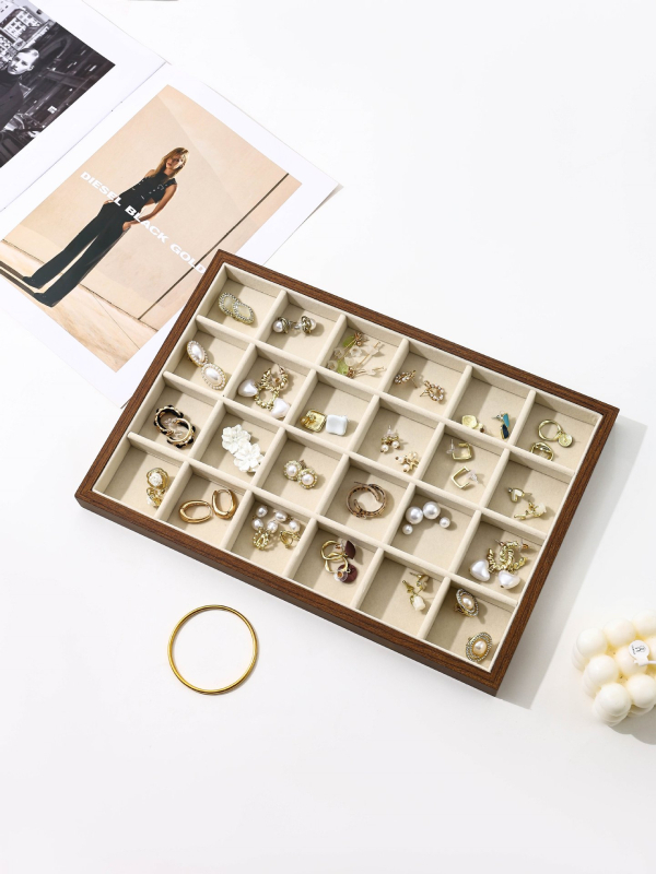 Ювелирна подложка за показване на бижута - дървена конструкция, орехова кора, каре стил, едно ниво, техника на слепване