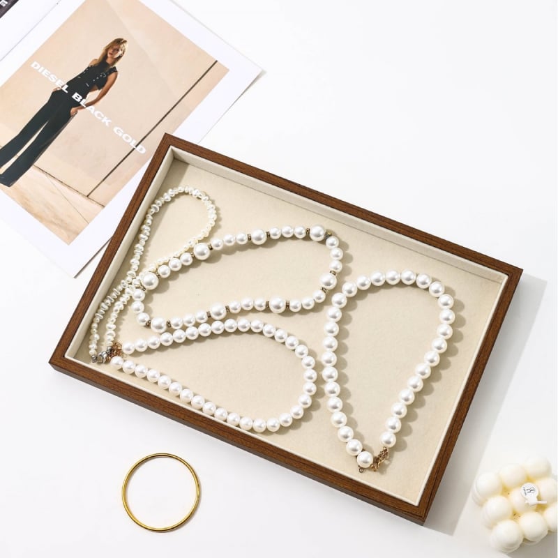 Ювелирна подложка за показване на бижута - дървена конструкция, орехова кора, каре стил, едно ниво, техника на слепване