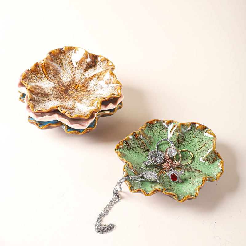 Κεραμικός δίσκος σε σχήμα κοχυλιού για κλειδιά και κοσμήματα, γλασαρισμένος, μοντέρνο μινιμαλιστικό στυλ