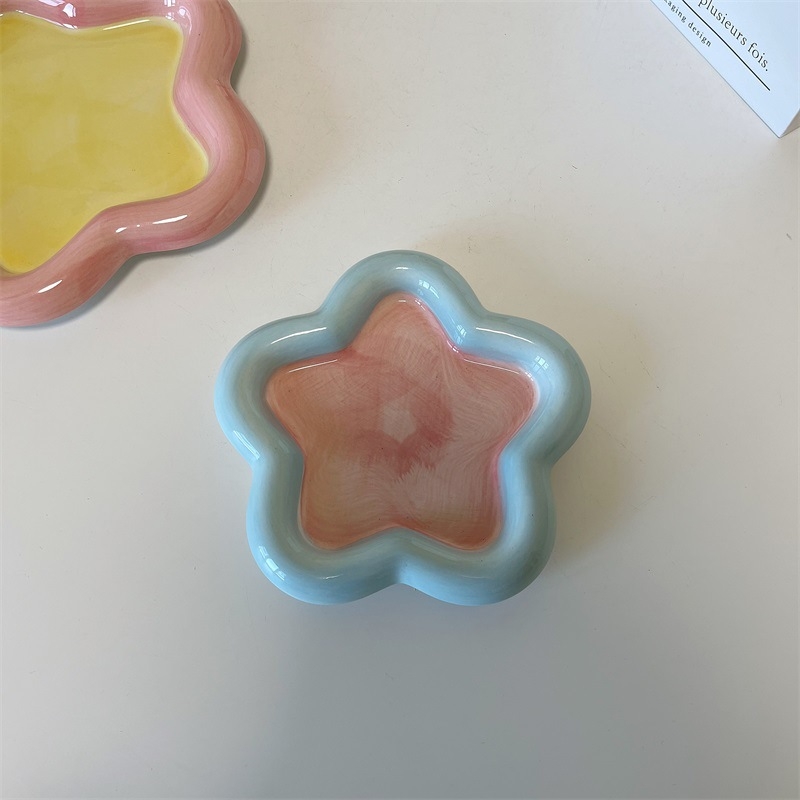 Porcelanski tanjur za desert, INS stil, nepravilnog oblika, prikladan za mikrovalnu, s otisnutim logom