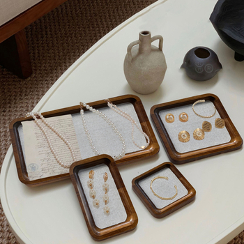 Поставка за бижута от масивно дърво, правоъгълна, еднослойна, със сплайсинг конструкция