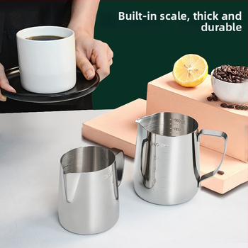 Latte art pitcheris su snapu ir matavimo skalėmis, nerūdijančio plieno, šiuolaikiškas minimalistinis stilius, aukštos kokybės, tinkamas biurui, namams ir kavinėms