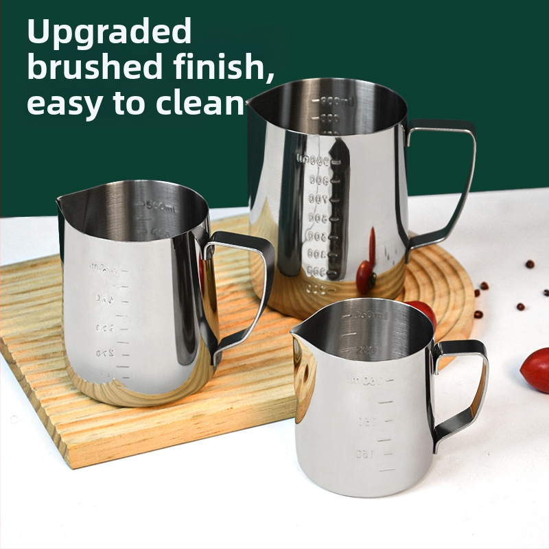 Latte art pitcheris su snapu ir matavimo skalėmis, nerūdijančio plieno, šiuolaikiškas minimalistinis stilius, aukštos kokybės, tinkamas biurui, namams ir kavinėms