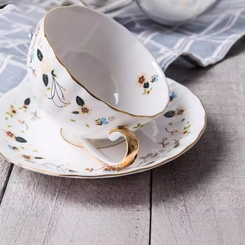 Σετ κούπας καφέ από πορσελάνη και πιατάκι, σε αγροτικό-αμερικανο-ευρωπαϊκό στυλ; Μάρκα Deli Ceramics; Βάρος κάτω από 0,5 kg; Συσκευασία: κουτί δώρου