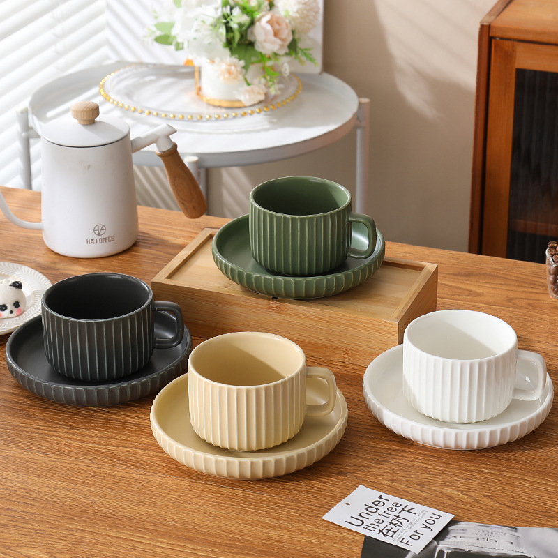 Κούπα καφέ με πιατάκι σε ιαπωνικό στυλ, latte art, vintage κεραμικό σετ