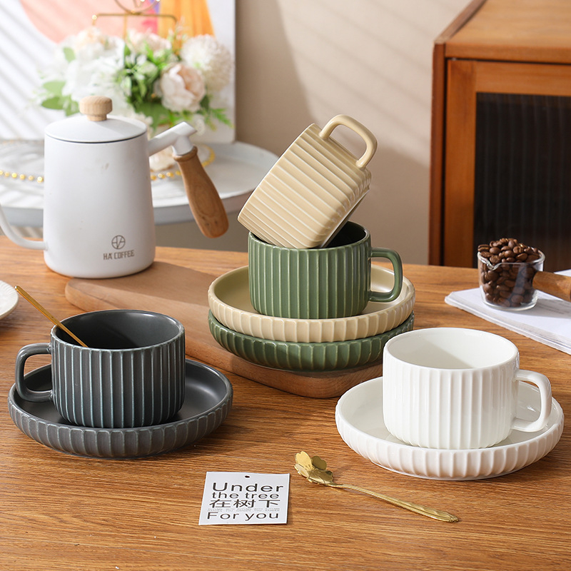Κούπα καφέ με πιατάκι σε ιαπωνικό στυλ, latte art, vintage κεραμικό σετ