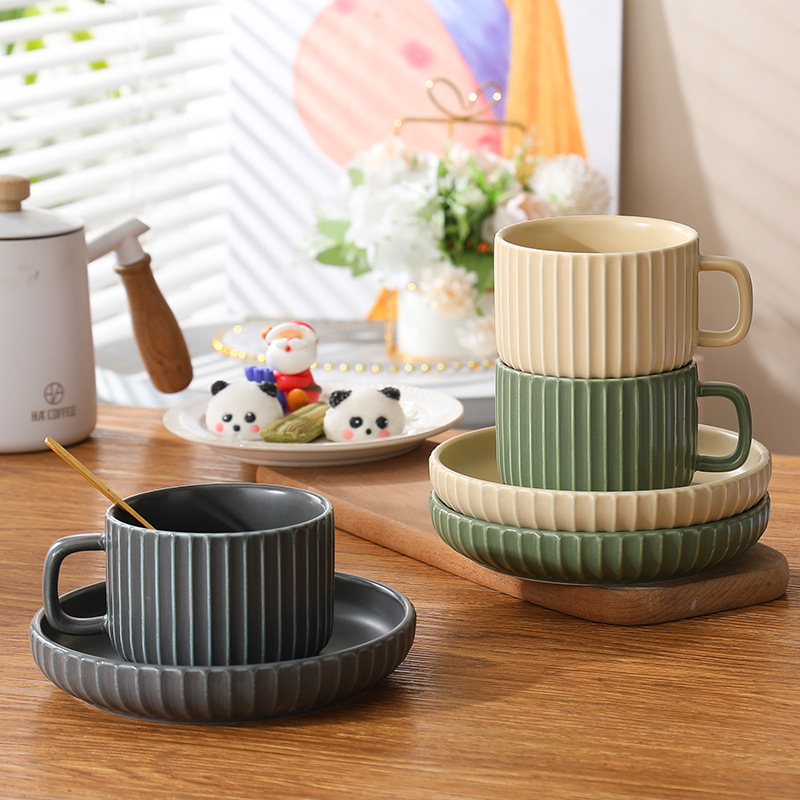 Κούπα καφέ με πιατάκι σε ιαπωνικό στυλ, latte art, vintage κεραμικό σετ