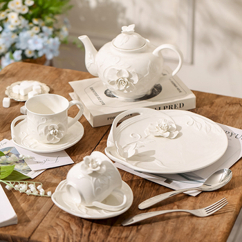 Σετ φλιτζάνι καφέ με πιατάκι — ανάγλυφο φλοράλ σχέδιο, ρετρό στυλ, ελαφριά πολυτέλεια ρετρό, συσκευασία σε χαρτοκιβώτιο, κυκλοφόρησε το 2023.