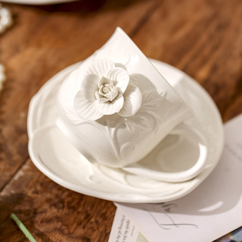 Σετ φλιτζάνι καφέ με πιατάκι — ανάγλυφο φλοράλ σχέδιο, ρετρό στυλ, ελαφριά πολυτέλεια ρετρό, συσκευασία σε χαρτοκιβώτιο, κυκλοφόρησε το 2023.