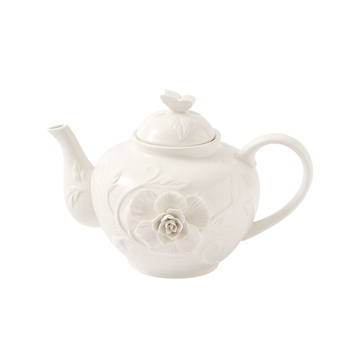 Σετ φλιτζάνι καφέ με πιατάκι — ανάγλυφο φλοράλ σχέδιο, ρετρό στυλ, ελαφριά πολυτέλεια ρετρό, συσκευασία σε χαρτοκιβώτιο, κυκλοφόρησε το 2023.