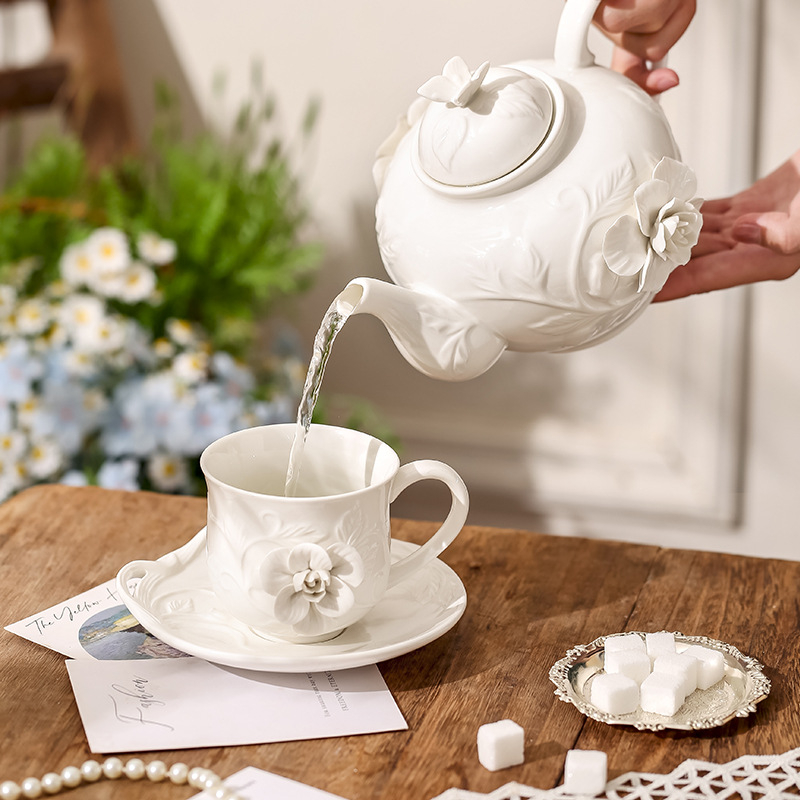 Σετ φλιτζάνι καφέ με πιατάκι — ανάγλυφο φλοράλ σχέδιο, ρετρό στυλ, ελαφριά πολυτέλεια ρετρό, συσκευασία σε χαρτοκιβώτιο, κυκλοφόρησε το 2023.