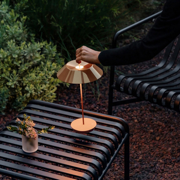 Декоративна настолна лампа - чадърна форма, презареждаща, безстъпково димиране; метална конструкция, преносима; подходяща за спалня, учебна стая, бар или кафе атмосфера; функции: нощна светлина, светлина за учене, амбиентно осветление