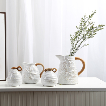 Skandináv stílusú porcelán váza fogantyúval (Anyag: egyszínű mázas porcelán; Márka: Mud; Kategória: Váza; Csomagolás: Egyszerű csomagolás)