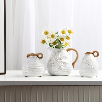 Skandináv stílusú porcelán váza fogantyúval (Anyag: egyszínű mázas porcelán; Márka: Mud; Kategória: Váza; Csomagolás: Egyszerű csomagolás)